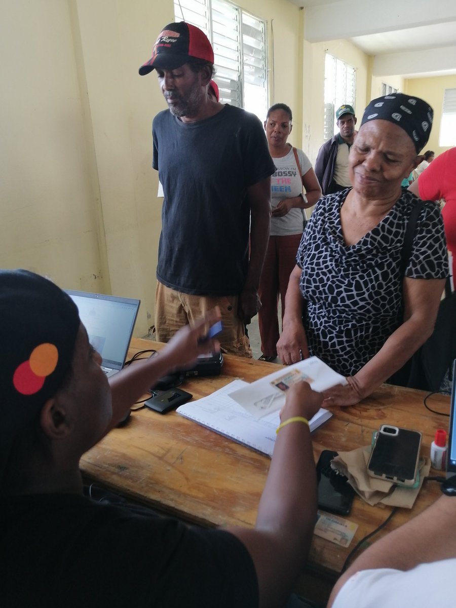 DraMariaASanta1's tweet photo. @SuperateRDO  @GloriaReyesG brindando calidad y calidez a nuestros beneficiario Hato Mayor, jornada de cambio de tarjetas. https://t.co/XsqM60oZpe