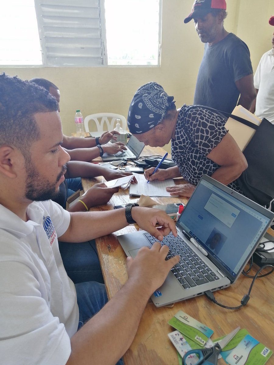 DraMariaASanta1's tweet photo. @SuperateRDO  @GloriaReyesG brindando calidad y calidez a nuestros beneficiario Hato Mayor, jornada de cambio de tarjetas. https://t.co/XsqM60oZpe