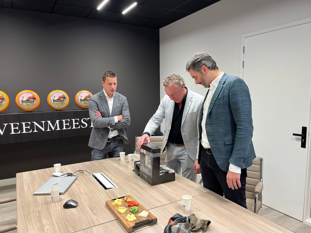 Het is de #DagVanDeOndernemer. <a href="/NicoDrost/">Nico Drost</a> ging met de <a href="/christenunie/">ChristenUnie</a> #Veenendaal op werkbezoek bij <a href="/EmpasBV/">Empas BV🚜</a> en @Intercheeseholland. Mooie bedrijven die enorm bezig zijn met #duurzaamheid.

#teamCU #geloofindesamenleving