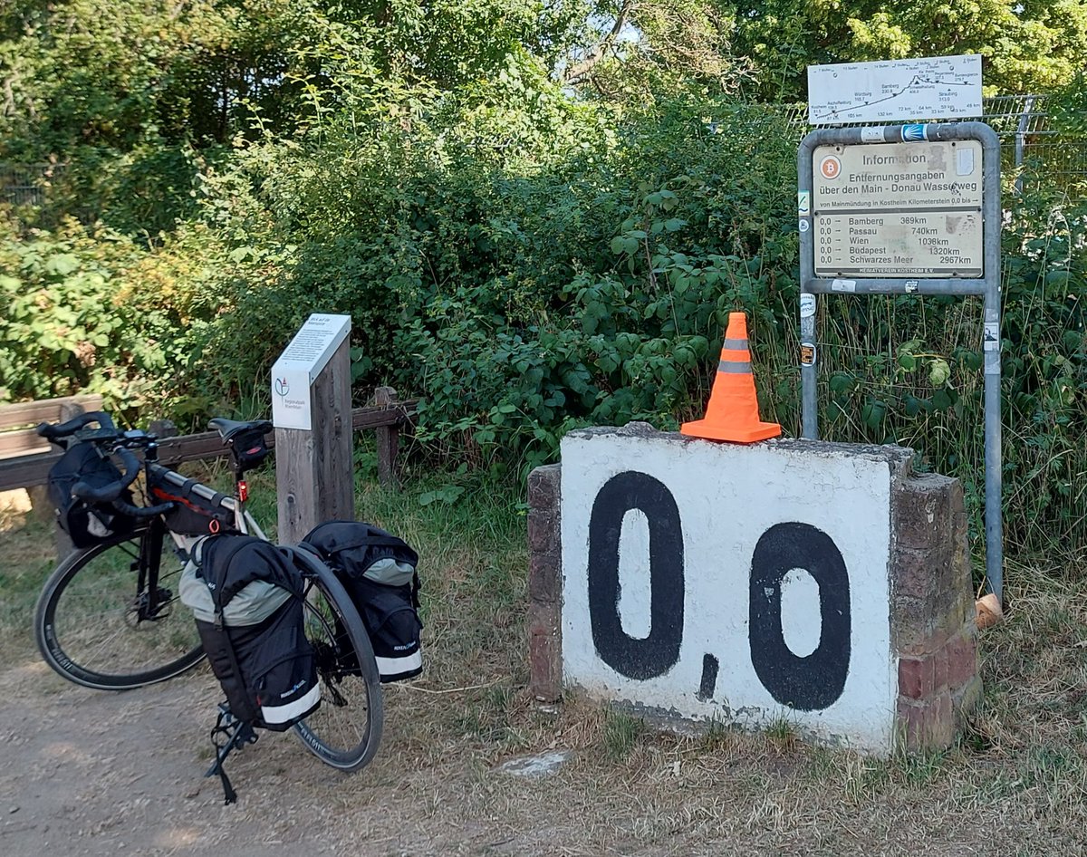 JWiegetritt's tweet photo. Gegenüber #Mainz bei #Kostheim steht der Null-#Hektometer der #Bundeswasserstraße Main. Von hier aus sind es 2.967 km bis zum Schwarzen Meer. #Pylone #Fahrrad #Radtour #EUFLSP https://t.co/h1rKbc3q0h