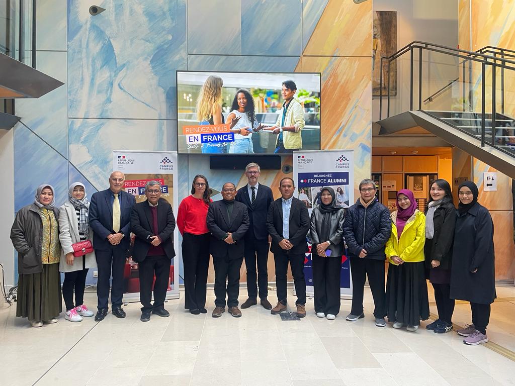 CampusFrance's tweet photo. 📌 Visite à CF d’une délégation du @kemkominfo d’Indonésie 🇮🇩 pour des échanges fructueux autour du futur accueil de leurs boursiers pour des formations de Master en #technologies de l’information et télécommunications, avec la présence du réseau d’écoles d’ingénieur N+i. https://t.co/Q8oDmub3RK