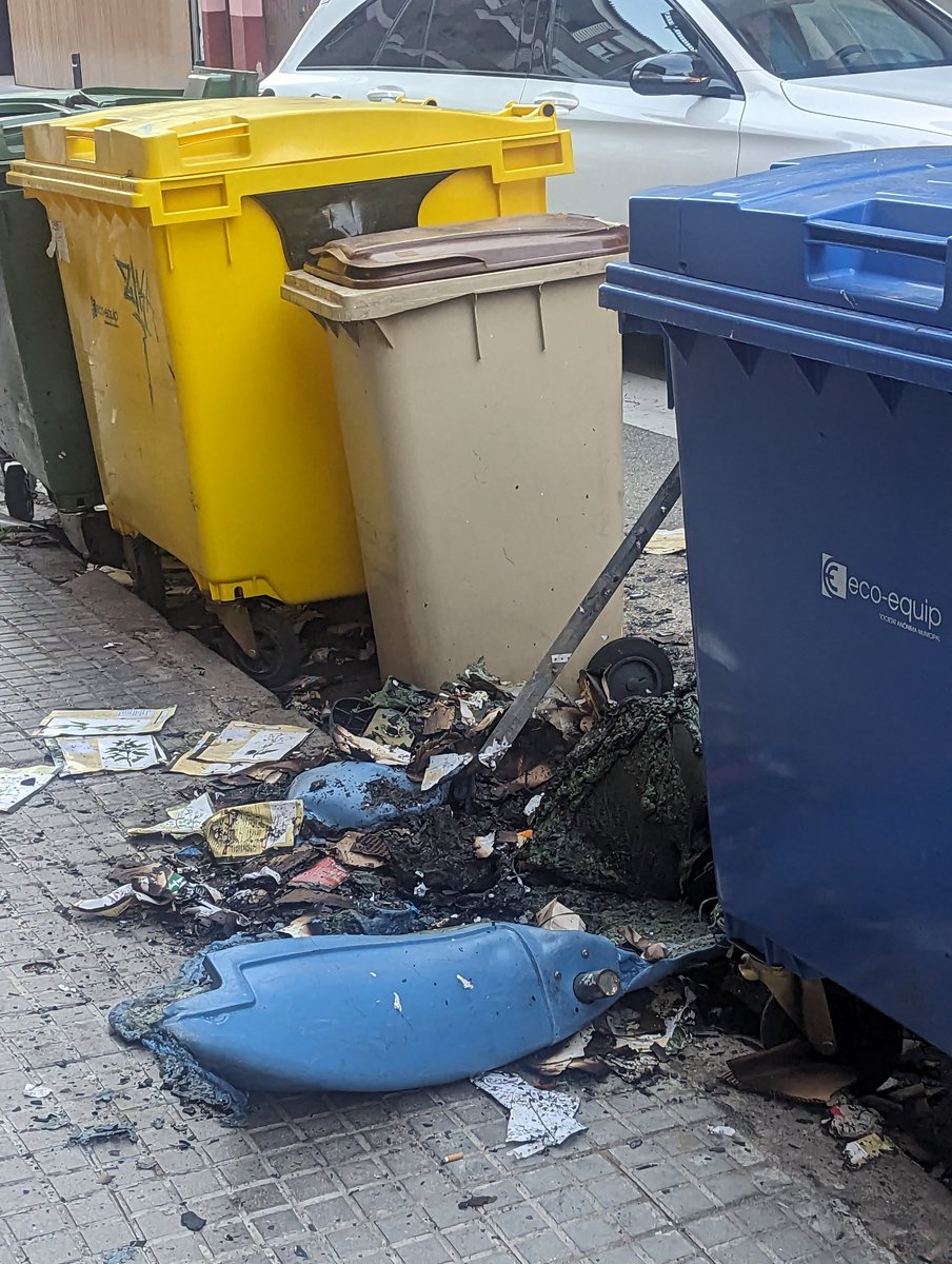 I en tot el dia ningú ha vingut a netejar 🤐 <a href="/PoliciaTrs/">Policia Terrassa</a> i <a href="/ecoequip/">Eco-equip</a>: no us podríeu comunicar les incidències?