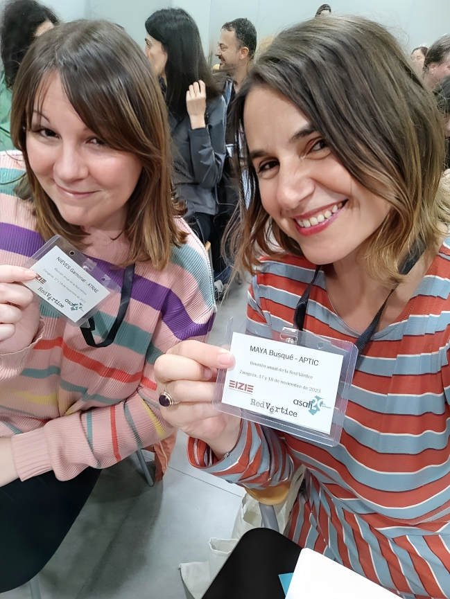 apticassociacio's tweet photo. Ja ha començat la reunió anual de @Red_Vertice, un espai perquè les associacions professionals de traductors puguin trobar-se i fer pinya 🤝
Enguany l'#APTIC compta amb una ambaixadora de luxe, la @mayabusque 👇 Gràcies, Maya, i gràcies a l'@ASATI_ES per organitzar la trobada 🙌 https://t.co/zYeKH0zJ11