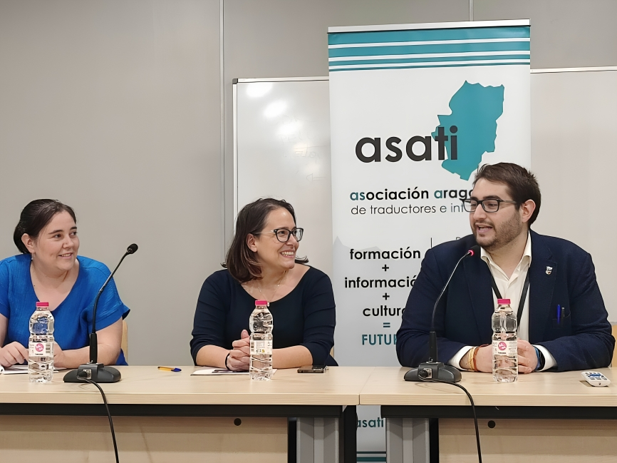 apticassociacio's tweet photo. Ja ha començat la reunió anual de @Red_Vertice, un espai perquè les associacions professionals de traductors puguin trobar-se i fer pinya 🤝
Enguany l'#APTIC compta amb una ambaixadora de luxe, la @mayabusque 👇 Gràcies, Maya, i gràcies a l'@ASATI_ES per organitzar la trobada 🙌 https://t.co/zYeKH0zJ11