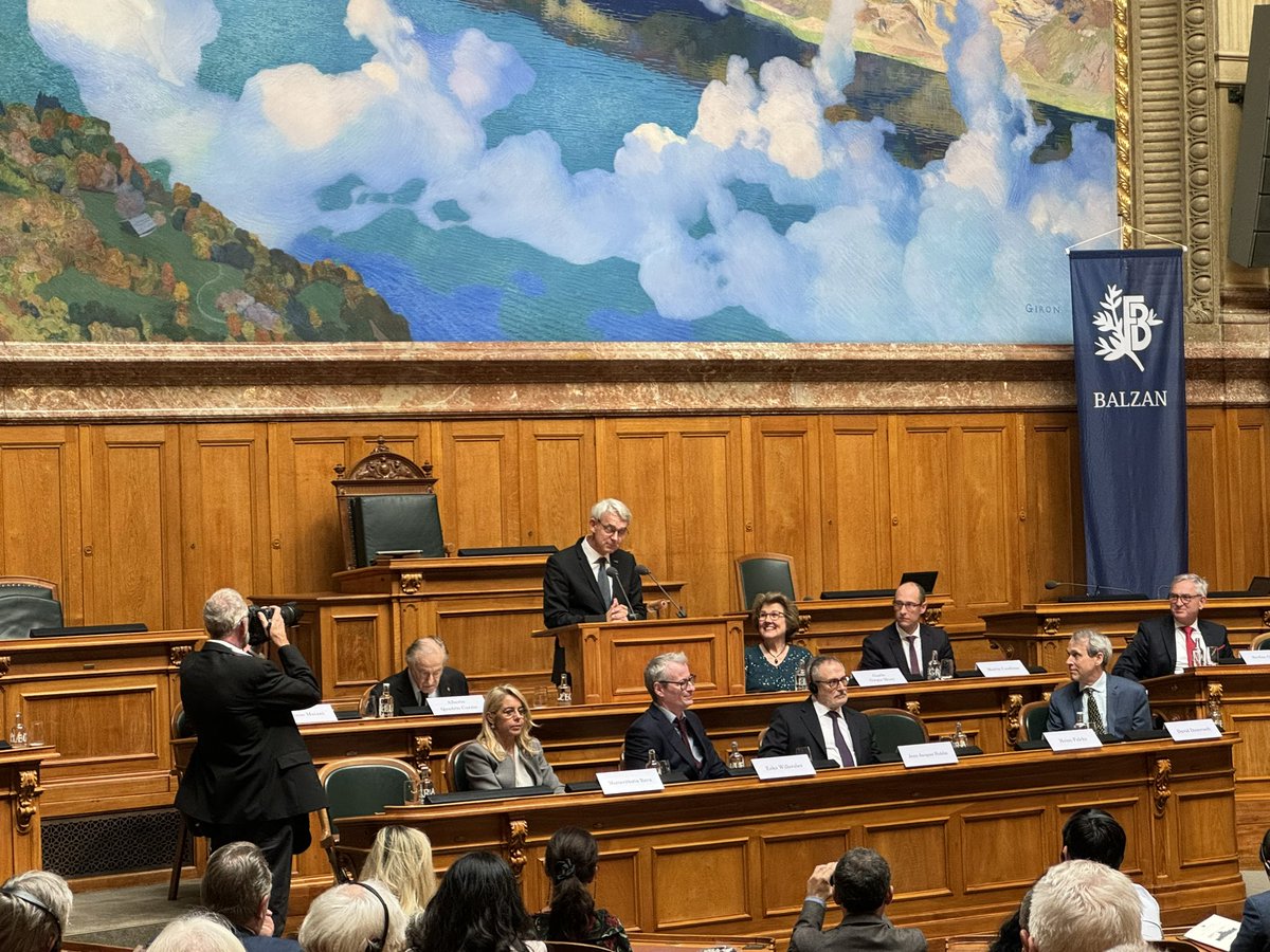 Falcke: “Nothing in science happens only in a quiet chamber - every idea is ultimately planted in the soil of our masterminds and thinkers and grows and flourishes through dialogue, competition and cooperation.” #BalzanPrize @Radboud_Uni @hfalcke