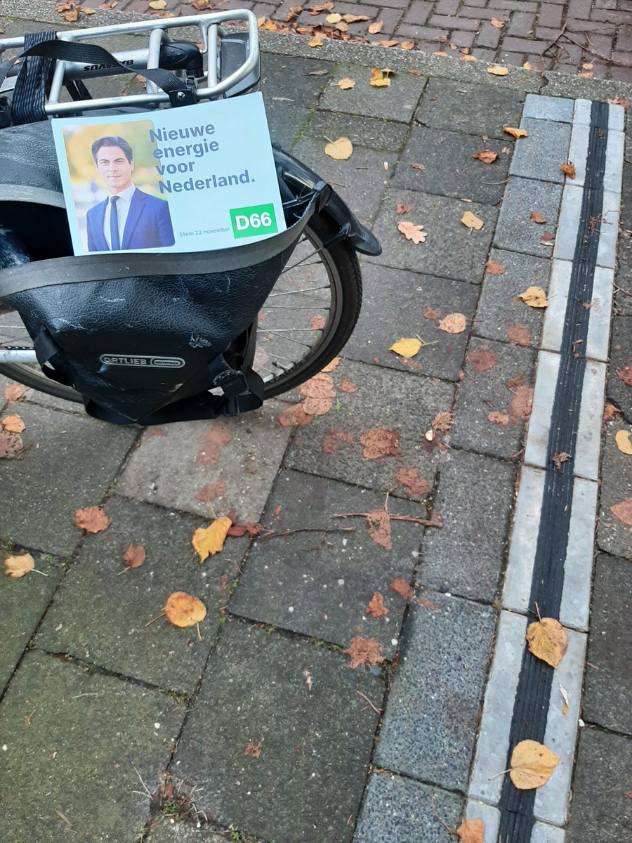 Flyeren in de wijk voor #TK23 <a href="/RobJetten/">Rob Jetten</a>. Altijd leuk als ik een kabelgoot tegenkom. Een veilige manier om vanuit huis je elektrische auto op te laden. Onze lokale <a href="/D66LdamVburg/">D66 Ldam-Vburg</a> vertaling van landelijk #duurzaam #D66 beleid. 
Stem je ook voor een duurzaam groen progressief land?!