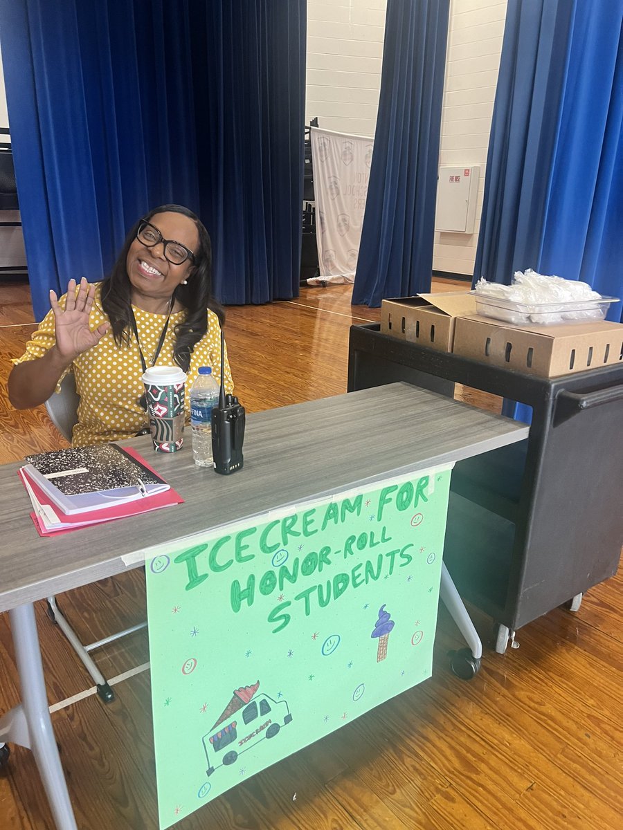 ed_jmarie's tweet photo. Our Mrs Jarvis rewarding our honor roll students with 🍦🍨 #TTEAM # ThorntonTeachersEducateAllMinds💙❤️ https://t.co/qhG77X3xSz