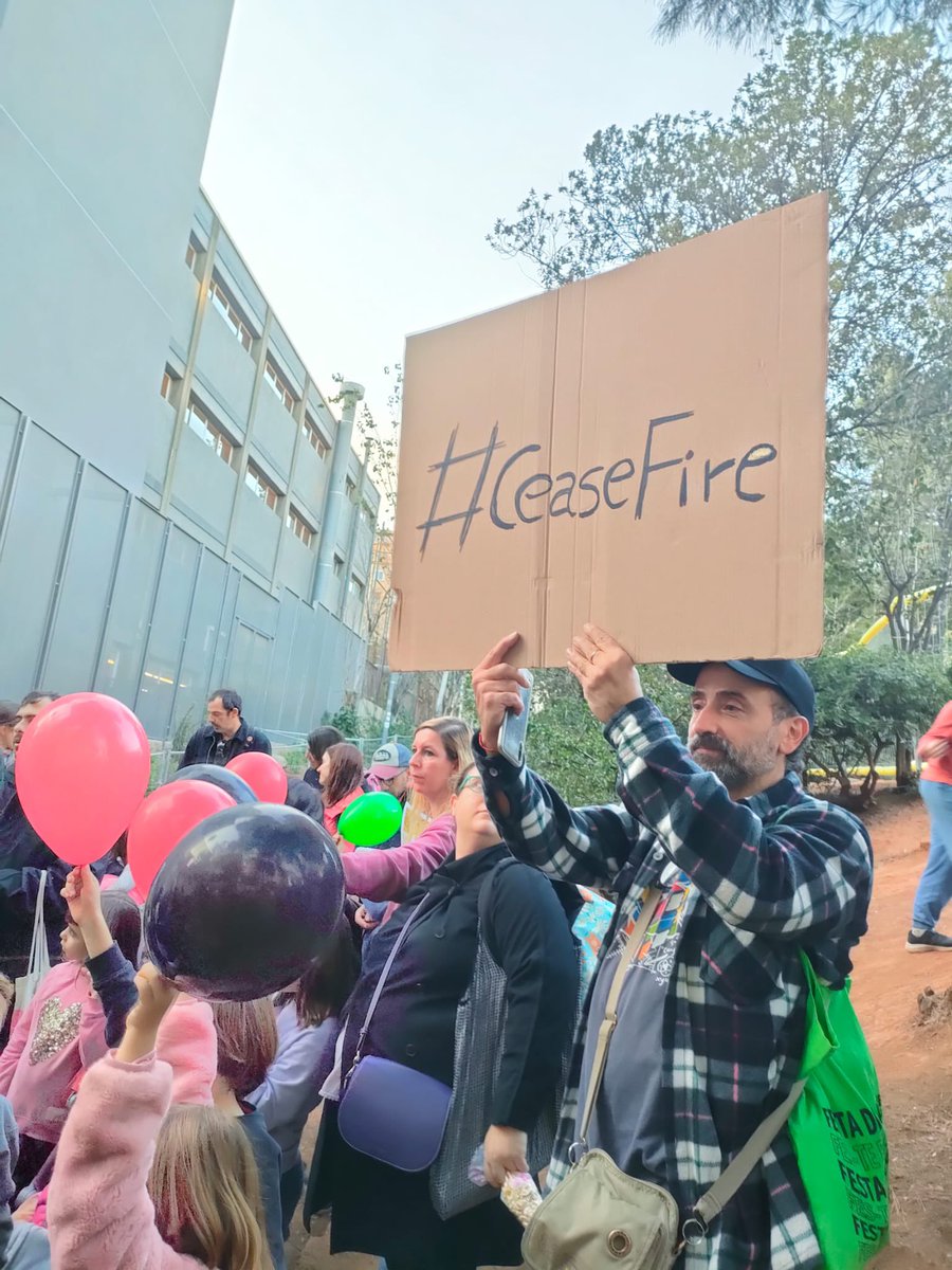Des de l’AFA Miralletes seguirem promovent la cultura de pau. Gràcies per sumar-vos a la concentració per demanar l’aturada del genocidi contra el poble palestí 🇵🇸🕊️ Prou morts, prou violència!!! <a href="/EMiralletes/">Escola Miralletes</a> <a href="/XinoXanoEsplai/">Xino-Xano Associació</a> <a href="/affac_cat/">aFFaC</a>