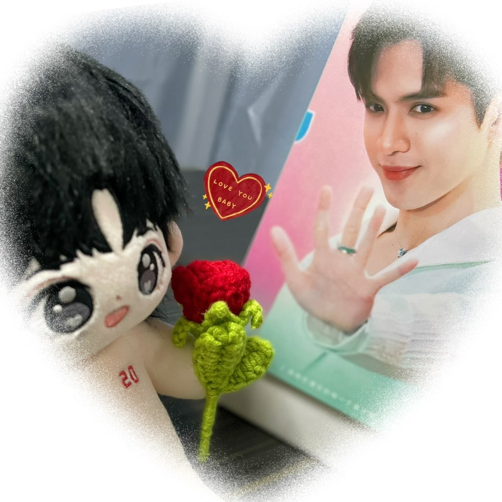 xinxing1220's tweet photo. My favorite cute baby gave his exclusive flowers 🌹 to his mother's favorite @film_tnp20 person. When can I get it exclusive to PFilm‘s baby🥹🥹@filmstarlightcn Thank you for your delicate gift calendar🥰

#FilmThanapat #ฟิล์มธนภัทร https://t.co/pXe8xck9G5