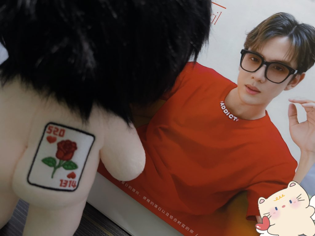 xinxing1220's tweet photo. My favorite cute baby gave his exclusive flowers 🌹 to his mother's favorite @film_tnp20 person. When can I get it exclusive to PFilm‘s baby🥹🥹@filmstarlightcn Thank you for your delicate gift calendar🥰

#FilmThanapat #ฟิล์มธนภัทร https://t.co/pXe8xck9G5