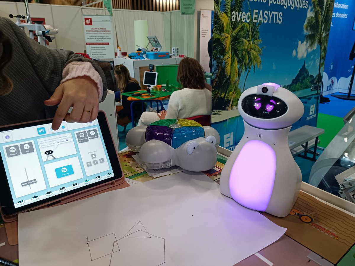 CdiPizzo's tweet image. Avec @Easytis nous découvrons toujours de nouvelles pépites : 
📌 Oti Bot un #robot social #programmable
Hâte d'explorer toutes ses potentialités !
👉🏻 Aujourd'hui, il m'a reconnu #reconnaissancefaciale  👋🏻😍
#educatech