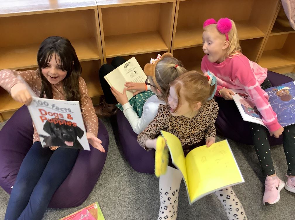 StPhilipsY3A's tweet image. We enjoyed our visit to the library this afternoon! 😀📕 @StPhilipCEAP #teamstphilips