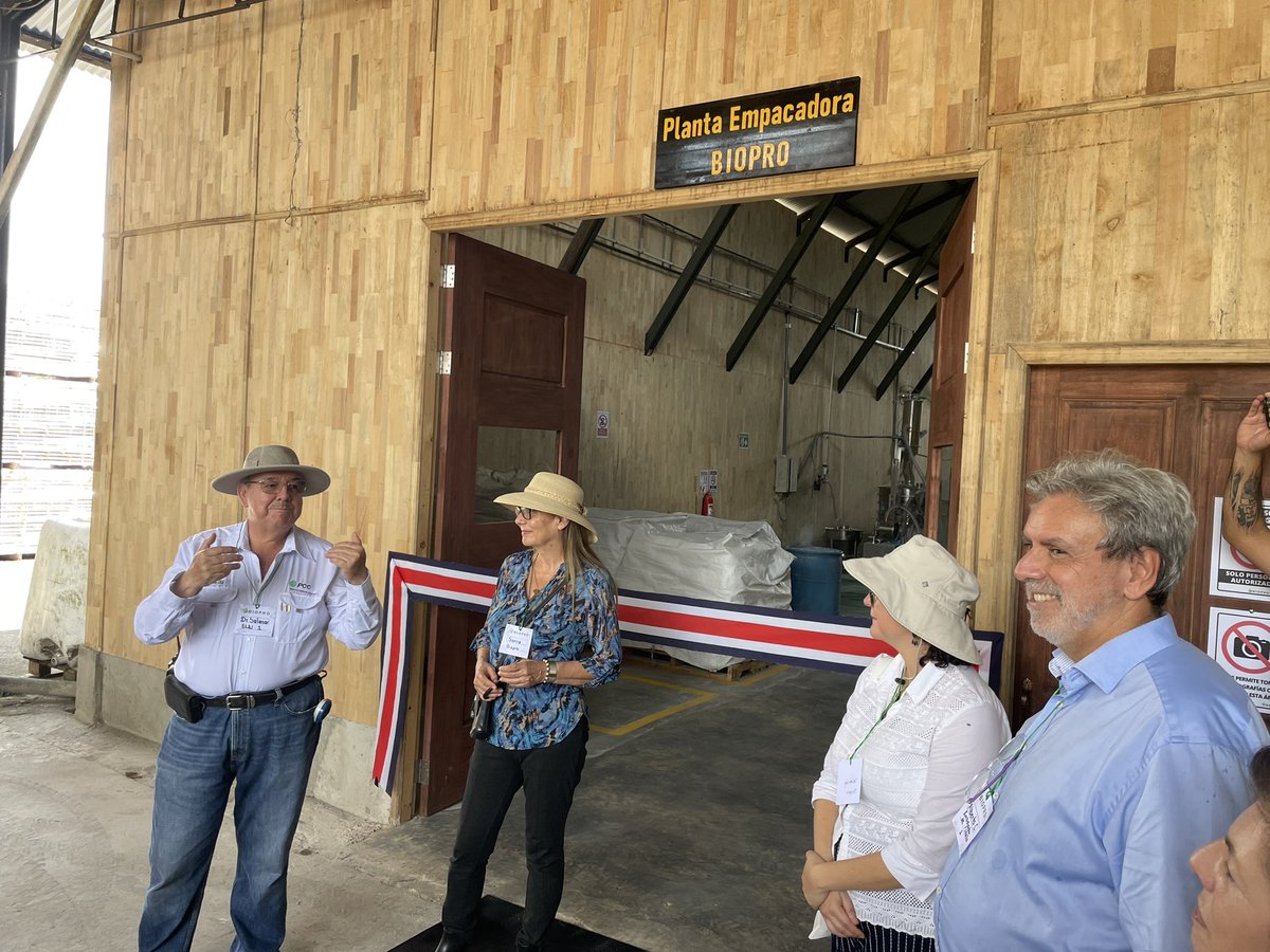 civetdebiche's tweet photo. Opening of #Biopro first wholesale of bioproducts for sustainable agriculture in #CostaRica. Many years of hard work bringing many operators together to celebrate thus milestones and preparing for expansion @FelixLutz8 @EUAgri @EUCA_Trade @Trade_EU #GreenDeal https://t.co/lnSzWBVEkD