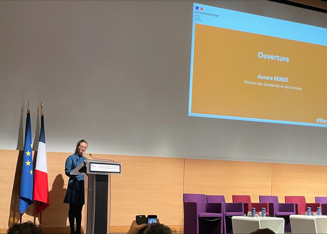 L'UPSADI était présent ce matin à la présentation de la stratégie #BienVieillir des ministères
<a href="/Solidarite_gouv/">Ministère des Solidarités</a> et <a href="/Sante_Gouv/">Ministère de la Santé</a>. En tant qu'acteurs clés face à cette problématique, nous sommes prêts pour avancer concrètement avec les équipes de <a href="/auroreberge/">Aurore Bergé</a> et <a href="/agnesfirmin/">Agnès Firmin Le Bodo</a>.