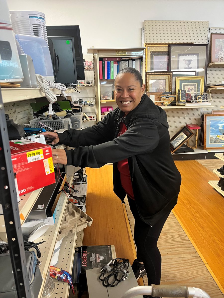 ¡Nuestra sucursal de Show Low fueron voluntarios el fin de semana en Living Hope Dream Center!

Seis miembros del equipo, dos horas de limpieza y organización, MÁS un cheque de $500 para beneficiar a esta maravillosa organización que hace tanto por la comunidad de Show Low.