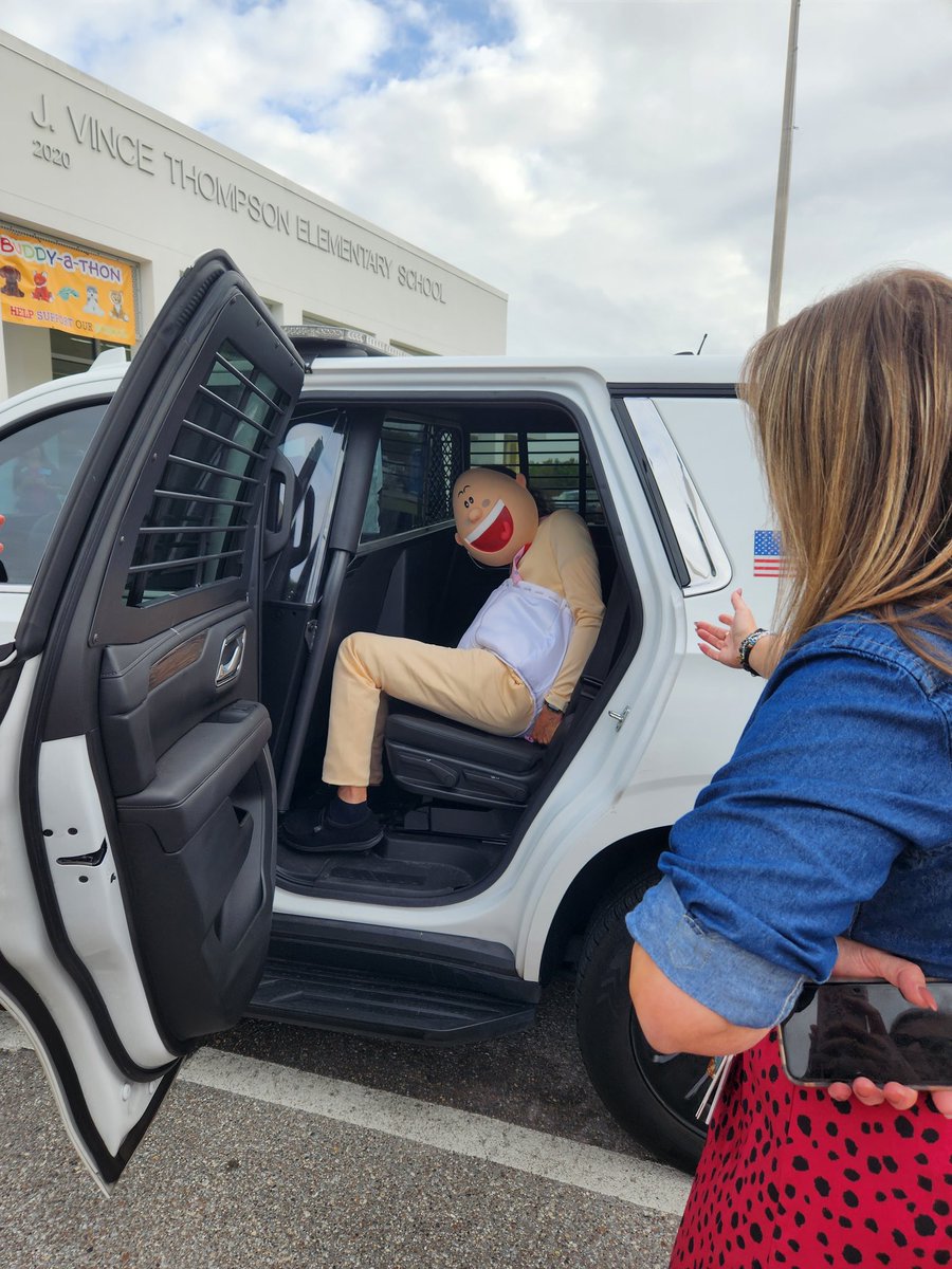 Ms. Giles  needed help in capturing a character who escaped from his book. We are greatful that a HCSO Deputy was on campus for The Great American Teach In. The deputy was able to capture Captain Underpants and return him to his book. <a href="/MrsOBrienSwope/">Casey O’BrienSwope</a>
 @TransformHCP
<a href="/HCSOSheriff/">HCSO</a>