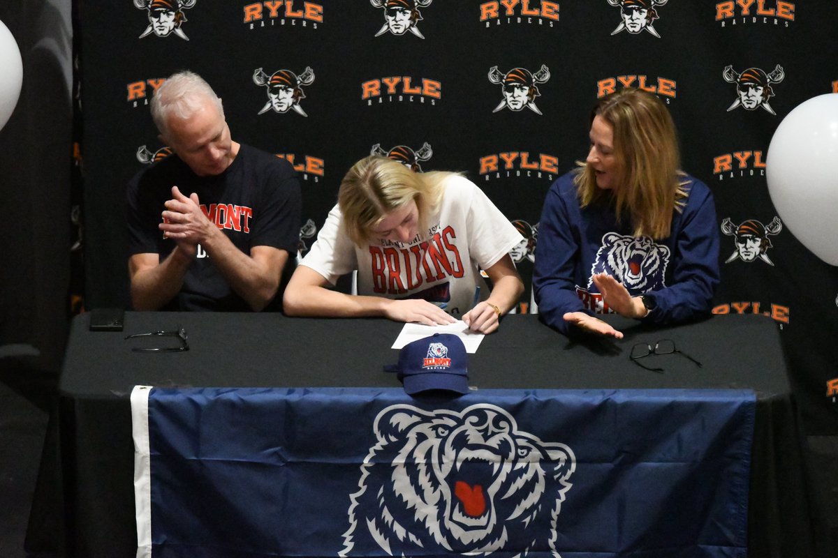 CONGRATS to <a href="/bakersarah50/">Sarah Baker</a> and <a href="/quinneubank/">q.eubank</a> on signing their LOI to play ball at the next level!
<a href="/YSUWomensHoops/">Youngstown State WBB🐧</a> and <a href="/BelmontWBB/">Belmont WBasketball</a> are getting some great ball players but above all fantastic kids!
