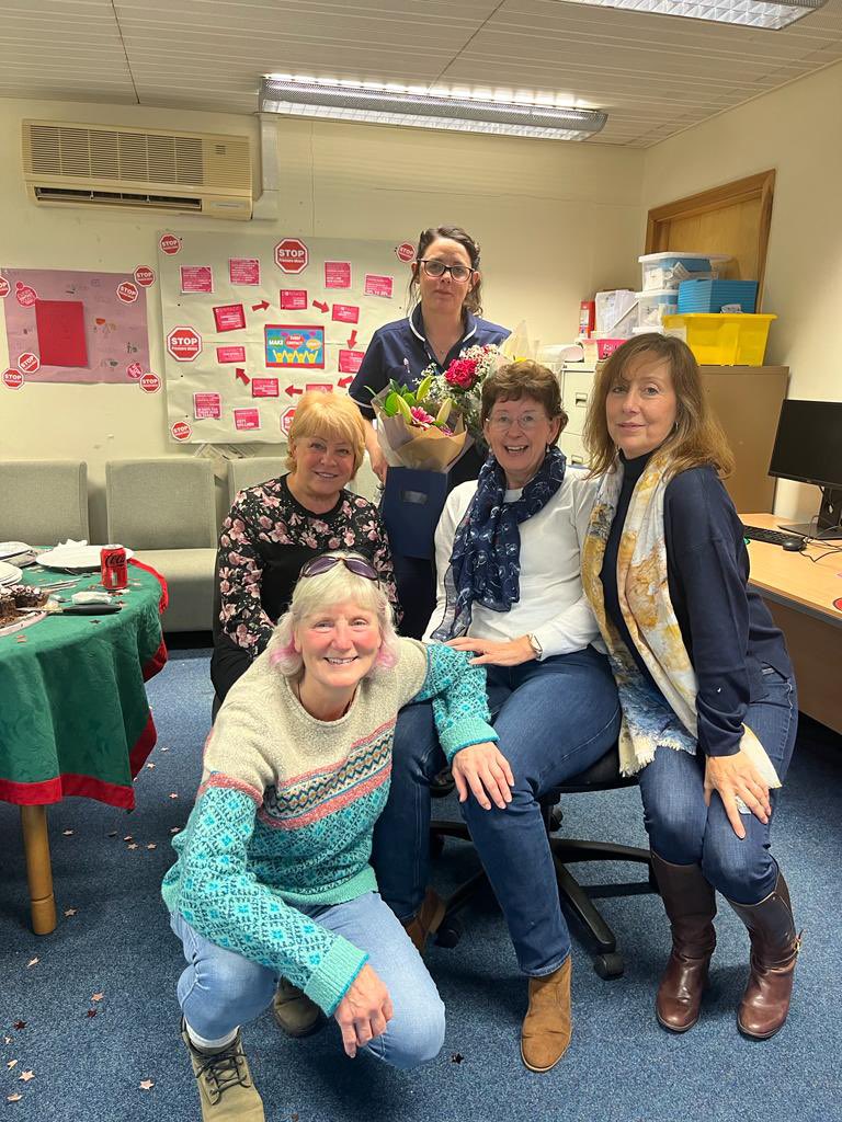 Some Arnold Alumni came to say bye to Kelly on her last day! 👋🏻