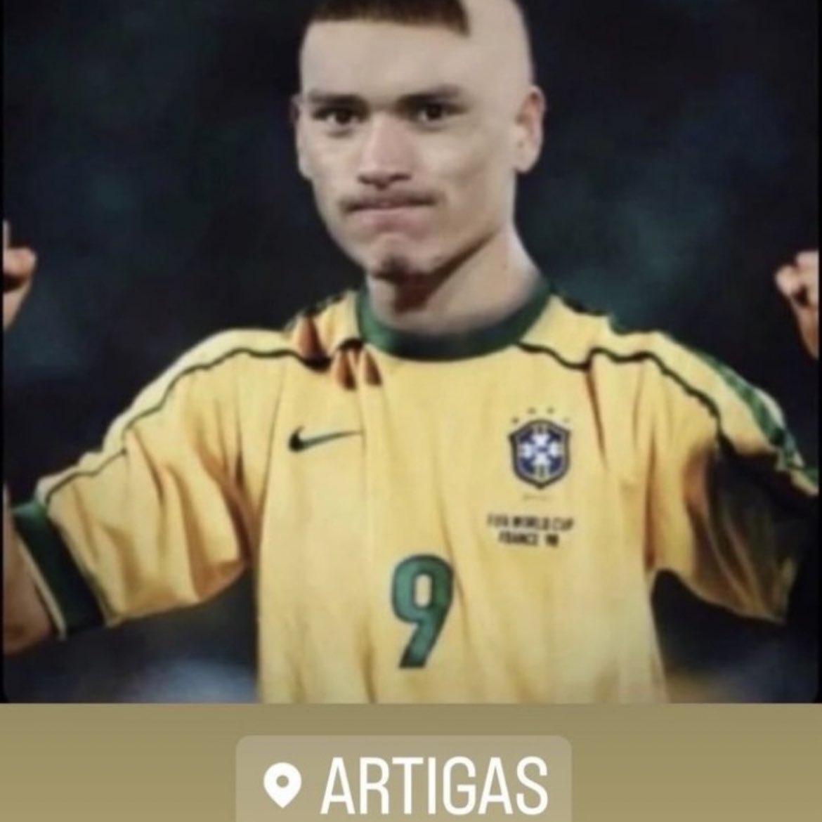 fcaussan08's tweet photo. @Damteh2 @sudanalytics_ de que le sirven las copas si lo clavó un tipo que juega en Inglaterra y no sabe inglés https://t.co/FP4fjZ28vB