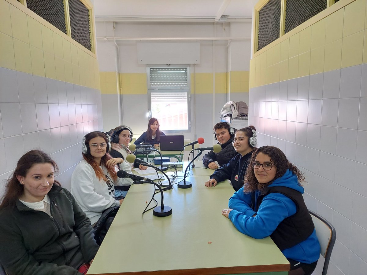 ¿Sabes quién es Elena García Armada? ¿Y cuáles son las habilidades sociales de las vacas?
Nuestros alumnos de segundo curso del ciclo de Producción Agroecológica nos cuentan todo esto y mucho más en su boletín "Agrodable". ¡Pinchad en el enlace!
radioedu.educarex.es/radiocastillod…