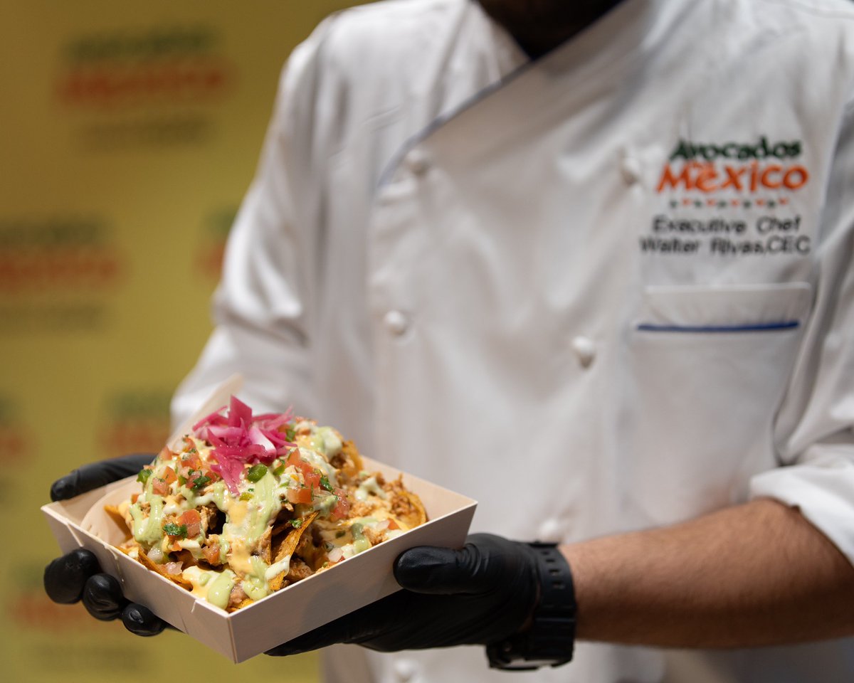 TheHispanicStar's tweet image. 10 Latino students were awarded scholarships for Culinary Arts at the Spark the Good Scholarship Program Ceremony in collab with @AvosFromMexico and @dallascollegetx. Thanks for your support and nurturing exceptional talent among Latino students🥑🌟
#SparkTheGood #TogetherWeShine