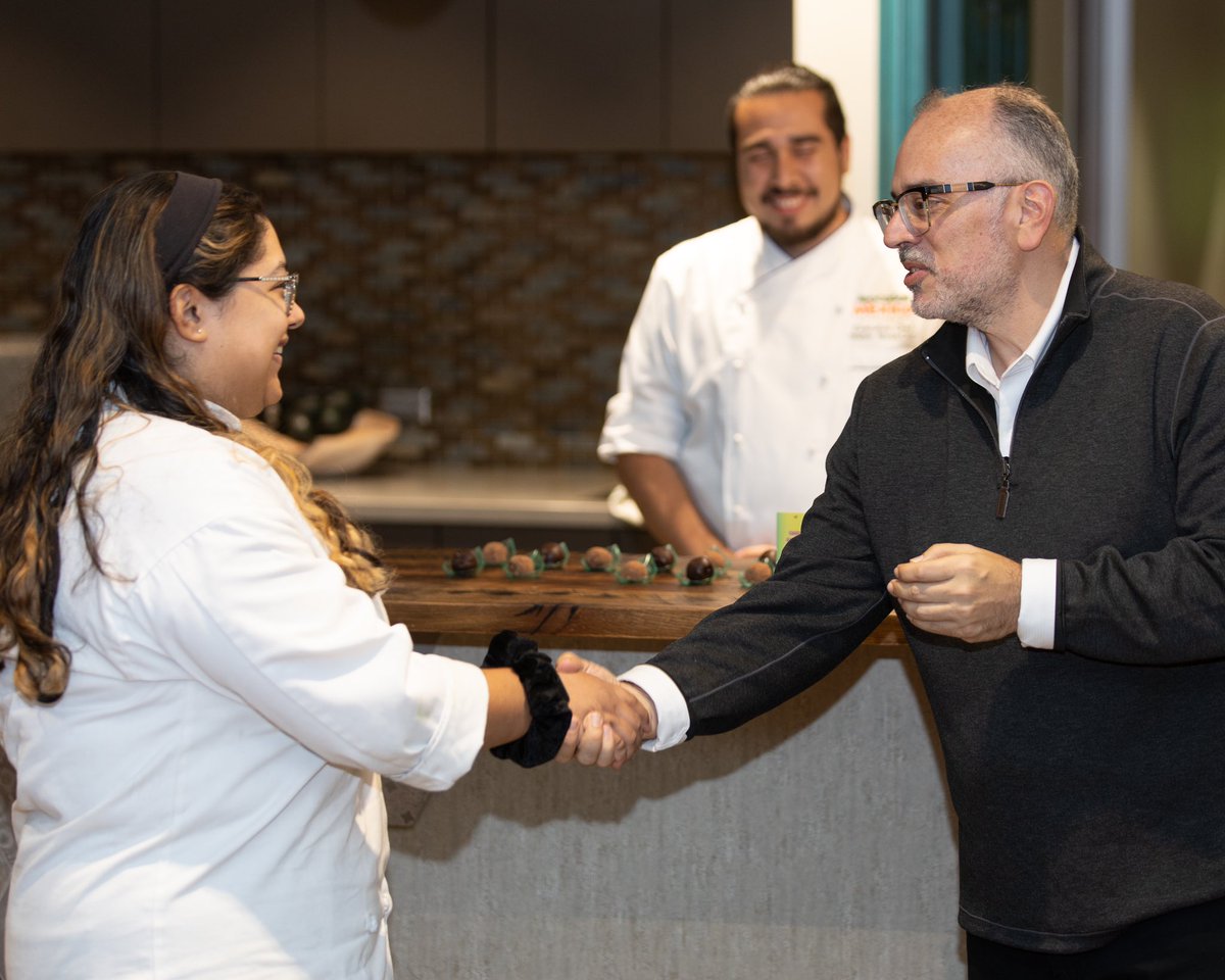 TheHispanicStar's tweet image. 10 Latino students were awarded scholarships for Culinary Arts at the Spark the Good Scholarship Program Ceremony in collab with @AvosFromMexico and @dallascollegetx. Thanks for your support and nurturing exceptional talent among Latino students🥑🌟
#SparkTheGood #TogetherWeShine