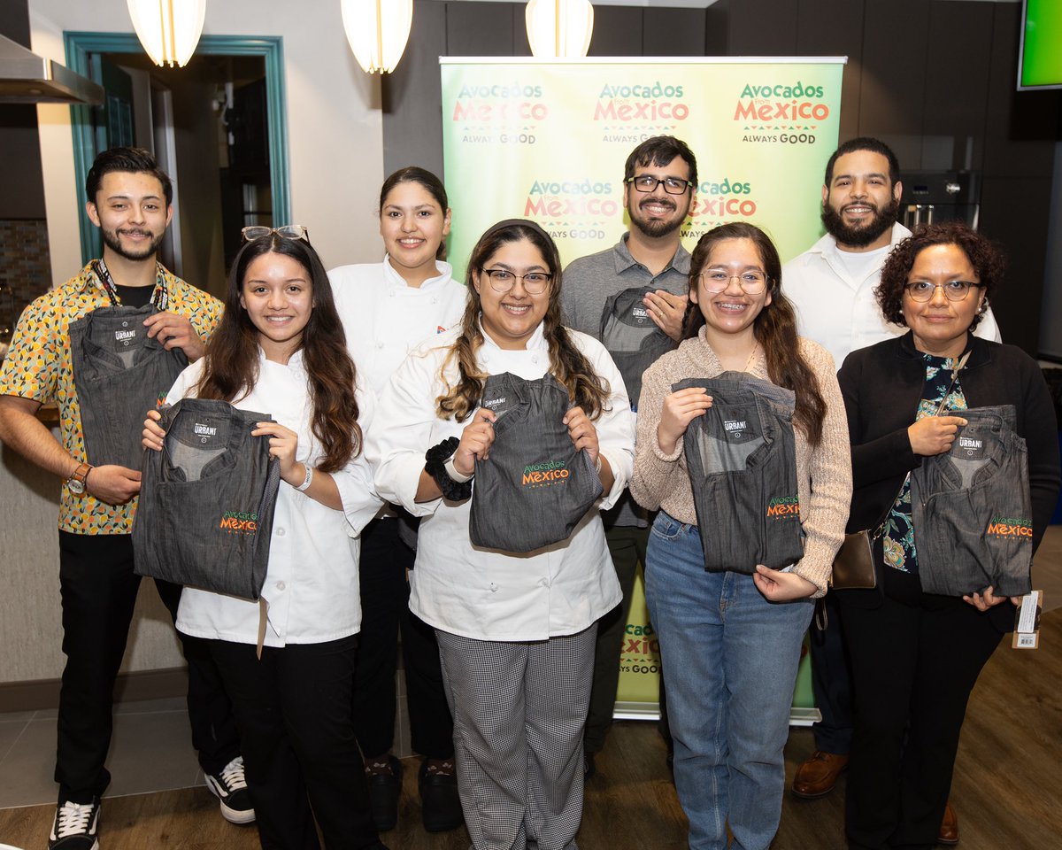 TheHispanicStar's tweet image. 10 Latino students were awarded scholarships for Culinary Arts at the Spark the Good Scholarship Program Ceremony in collab with @AvosFromMexico and @dallascollegetx. Thanks for your support and nurturing exceptional talent among Latino students🥑🌟
#SparkTheGood #TogetherWeShine