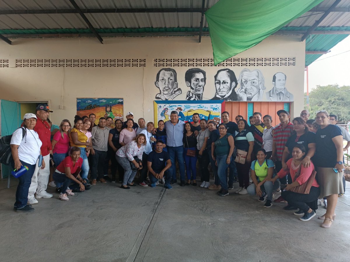CDCEGuarico's tweet photo. #SoberaníaEsEsequibo
Ayer #16Nov en el marco de las actividades de #VenezuelaTodaEsUnaEscuela, el Dr. @EliasEducacion1, A/Ú Educación, realizo un conversatorio sobre la Guayana Esequiba, con el bloque educativo de la Pquia. Parapara. 
@NicolasMaduro
@MPPEDUCACION
@_LaAvanzadora https://t.co/SanIASFGAn