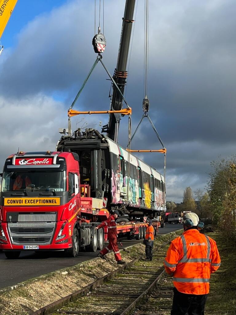 letulpadedavid's tweet photo. Dernier voyage pour ces vaillantes #MI79 : des dizaines partent à la casse...
Leur dernier voyage, malheureusement par la route.
#RERB #RATP #SNCF https://t.co/Ru9MiJHcTc