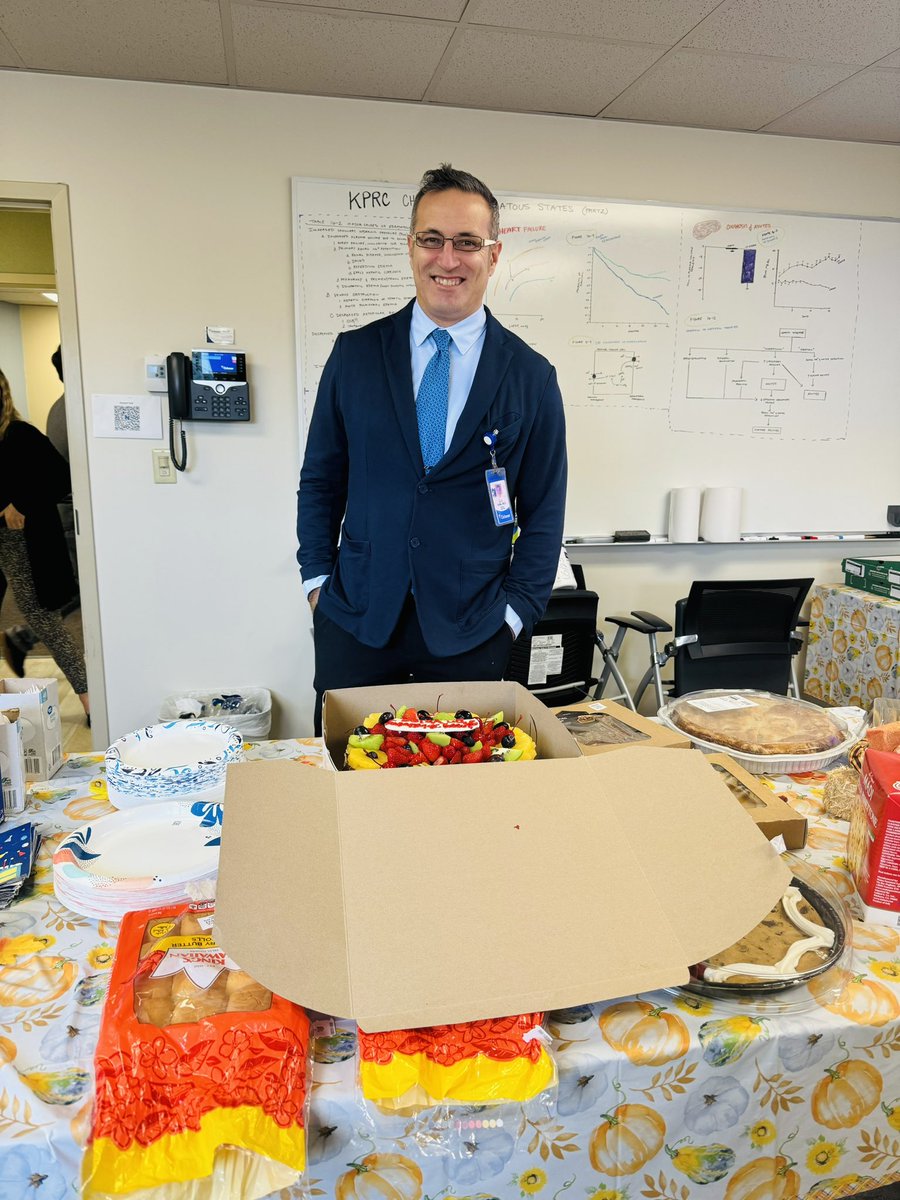 SwethaKanduriMD's tweet photo. 💥💥Overdue Post 

@VelezNephHepato performing *Ultrasound guided Kidney Biopsy* of his birthday cake 🎂 

💥💥His passion for Nephrology❤️ is clearly depicted ⬇️

#NephroNerds #FridayVibes @OchsnerNephro @OchsnerHealth https://t.co/hLIL5K8nQN