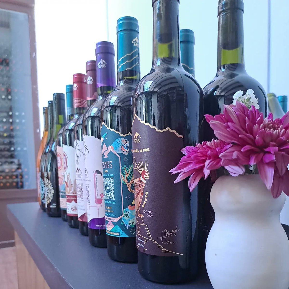 LaBluevinos's tweet photo. Que linda formación tiene 3 Sapas Wine !! Llegan el viernes 24, vamosssss que va : #viognier #sauvignonblanc #rosedemalbec #malbec #cabernetsauvignon #blend Icono https://t.co/fbHLy9p9VD