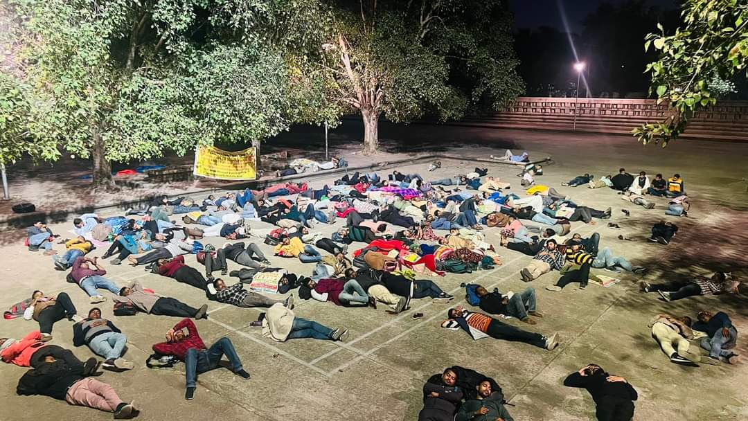 69000 शिक्षकों की भर्ती में आरक्षित वर्ग के चयनित अभ्यर्थी अभी भी दर-दर रहे भटक। ईको गार्डेन, लखनऊ में धरना दे रहे चयनित अभ्यर्थीगण खुले आसमान के नीचे सोने के लिए मजबूर, फिर भी सरकार कर रही हीला-हवाली। भाजपा सरकार का पिछड़ा, दलित विरोधी चेहरा हुआ उजागर।