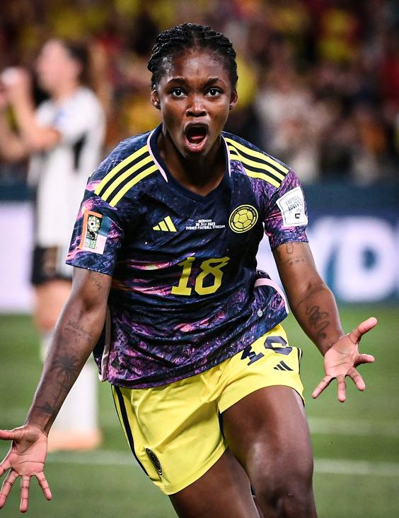 giraltpablo's tweet image. 🚨🇨🇴 Señoras y señores, saluden a la Golden Girl del 2023: con 18 AÑOS, Linda Caicedo fue elegida LA MEJOR JUGADORA SUB 21 DEL MUNDO. 

🤯 Primera vez en toda la historia que este premio se va para Colombia. 

De Valle del Cauca al mundo. Orgullo sudamericano 👏🏻❤️