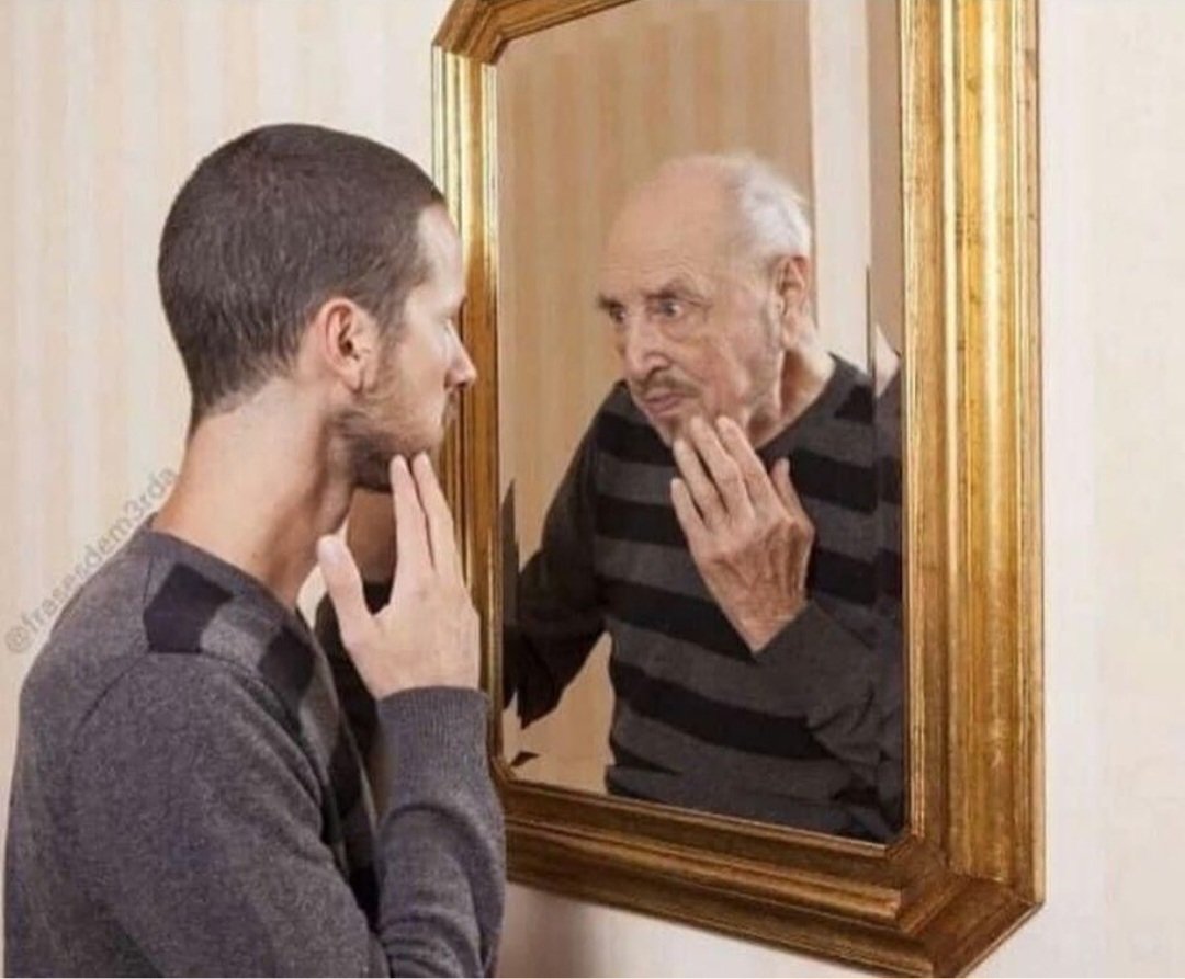 MaestritaM's tweet photo. Cuando es viernes y tus amigos te proponen salir de copas, pero tú eres docente y prefieres quedarte en casa, el sofá y series. https://t.co/iWSv4hTptx