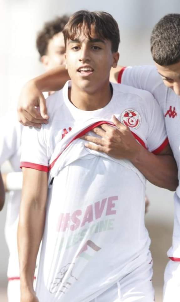 islem_meddeb's tweet photo. لاعب منتخب الأواسط يوسف بشة يساند فلسطين بعد هدفه في شباك المنتخب المغربي https://t.co/m7LmBjYzcz
