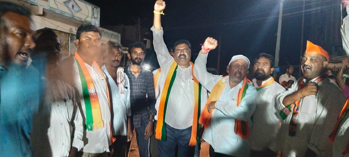 DugyalaPradeep's tweet image. ఓదెల మండల కేంద్రంలో ఎన్నికల ప్రచారం నిర్వహించిన పెద్దపల్లి బీజేపీ అభ్యర్థి దుగ్యాల ప్రదీప్ కుమార్ గారు.

#PeddapalliwithBJP #BCCM #Vote4BJP #VoteForLotus