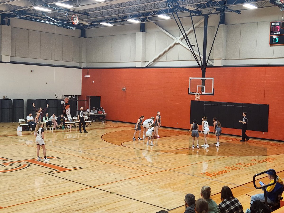 JV girls in action at Cape Central against Kelly. Knights out to an early lead! Lets go ladies!