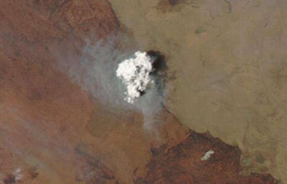 WildlandFirefig's tweet image. Un enorme pirocúmulo (quizá #PyroCB?) se alza sobre los cielos de Northern Australia ya cerca de la frontera con Queensland. El Niño trae otra potente época de incendios a la mitad norte de Oz donde ya han ardido más de 60 millones de hectáreas este año. (Satélite Aqua):