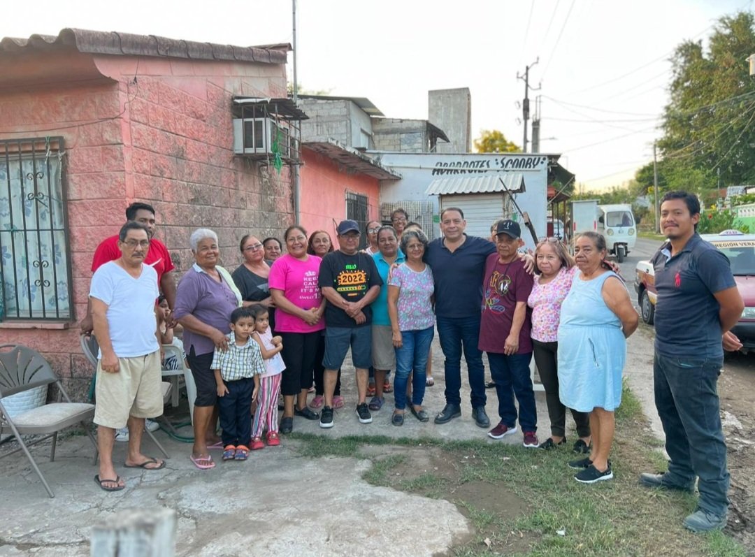 C_TroncosoD's tweet photo. A petición de Vecinos del #FraccGeoVillasdelSol y #ColValenteDíaz #Tejeria, Solicitamos a la Presidenta Mpal de #Veracruz @PatyYunes, su Intervención para la rehabilitación de la Av. Principal y una Luminaria.

Seguimos Trabajando Permanentemente !!

#ConvicciónTotal 
#SomosPri https://t.co/eCjQthDCFG