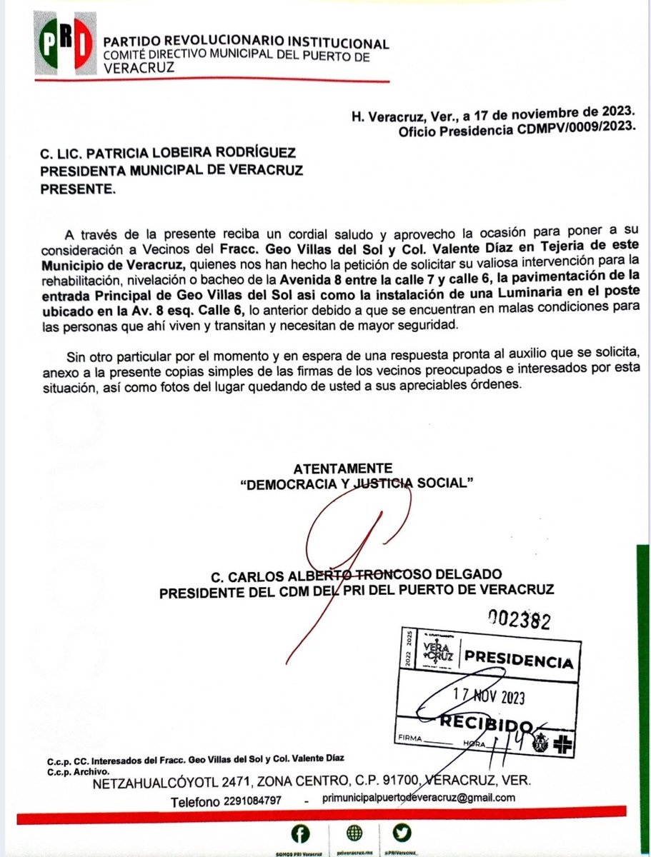 C_TroncosoD's tweet photo. A petición de Vecinos del #FraccGeoVillasdelSol y #ColValenteDíaz #Tejeria, Solicitamos a la Presidenta Mpal de #Veracruz @PatyYunes, su Intervención para la rehabilitación de la Av. Principal y una Luminaria.

Seguimos Trabajando Permanentemente !!

#ConvicciónTotal 
#SomosPri https://t.co/eCjQthDCFG