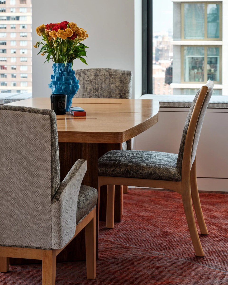 JamieStern_'s tweet photo. Jamie Stern produced a series of wholly original dining chairs, custom wool area rugs and a kitchen runner version of Beam for a beautiful apartment in New York City!
#jamiesterndesign #customfurniture #diningchairs #naturalfibers #kitchenrunner #nycinteriordesign #design https://t.co/NDV9pjJarc