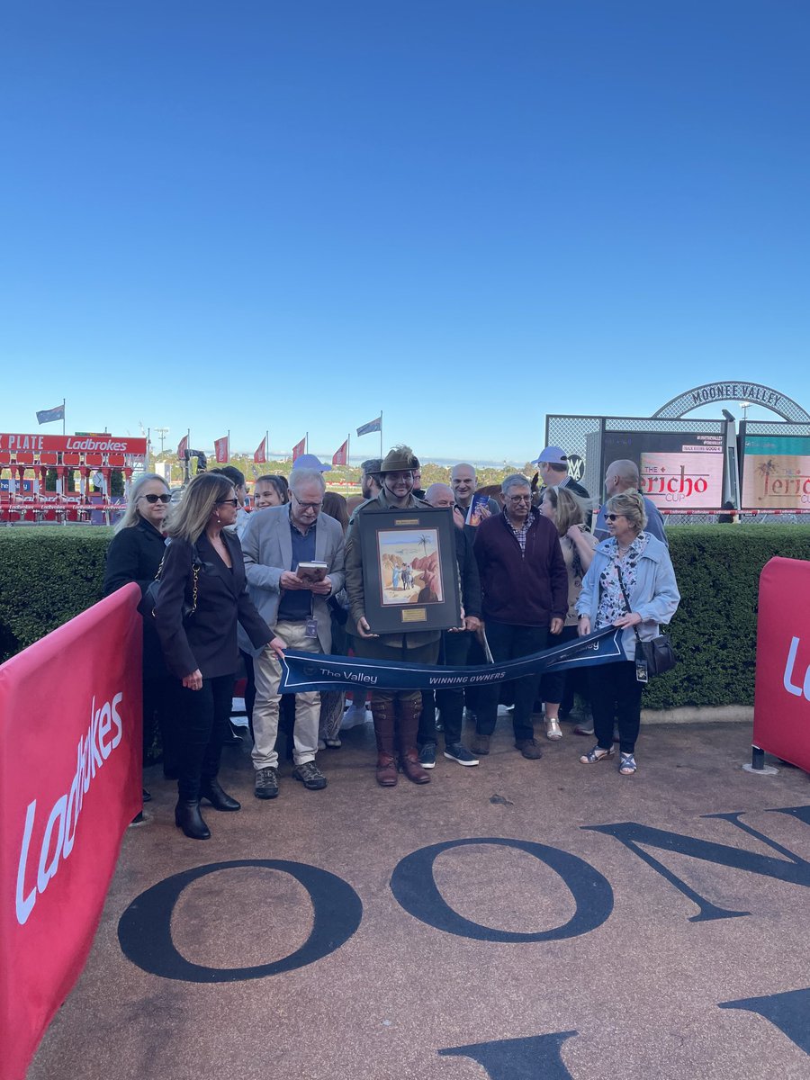 1000giggles's tweet photo. Another fabbo #FNL #FridayNightLights @TheValley #RoadToJericho @wboolracingclub Congrats to all winning #OwnersConnections & as always many thx to all owners sponsors members patrons @777MJB & #TheValleyTeam @RacingVictoria participants&Teams 😁👌 https://t.co/qkzMWvOEWM