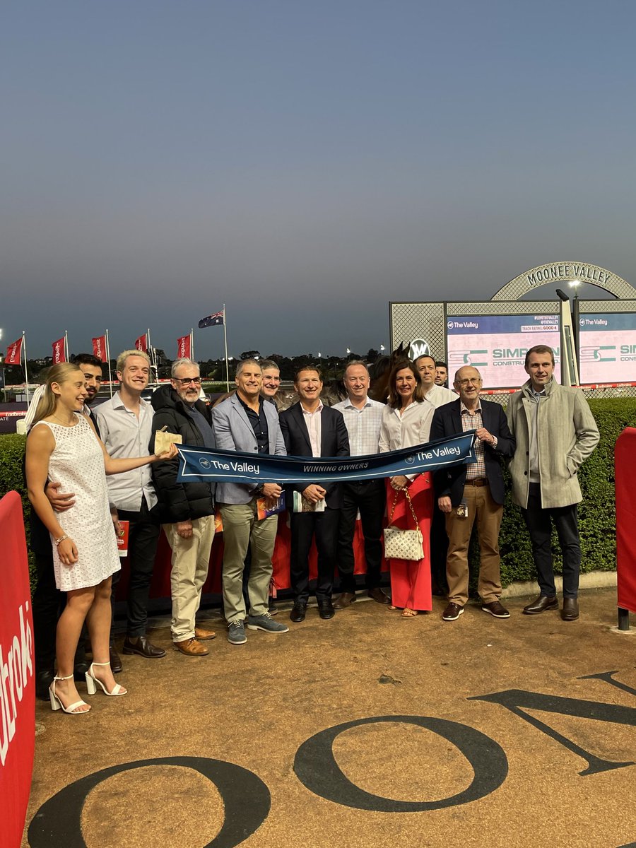 1000giggles's tweet photo. Another fabbo #FNL #FridayNightLights @TheValley #RoadToJericho @wboolracingclub Congrats to all winning #OwnersConnections & as always many thx to all owners sponsors members patrons @777MJB & #TheValleyTeam @RacingVictoria participants&Teams 😁👌 https://t.co/qkzMWvOEWM