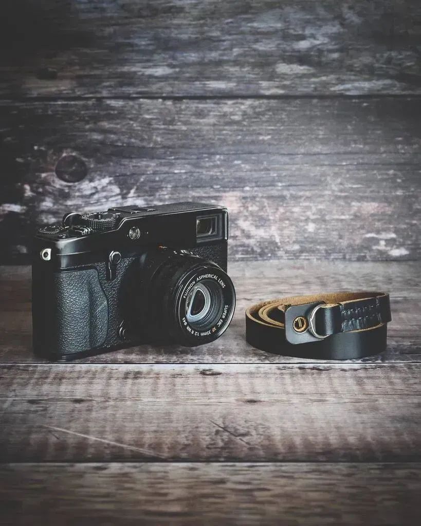 Always reliable support for our X-Pro1. Our beautiful Granada neck strap in black with matching black thread. buff.ly/3mLIGyL #fujifilmxpro1 #fujixpro1 #xpro1 #xpro2 #xpro3 #fujixseries #fujixpassion #fujixlovers #fujixseries #fujixphotographer