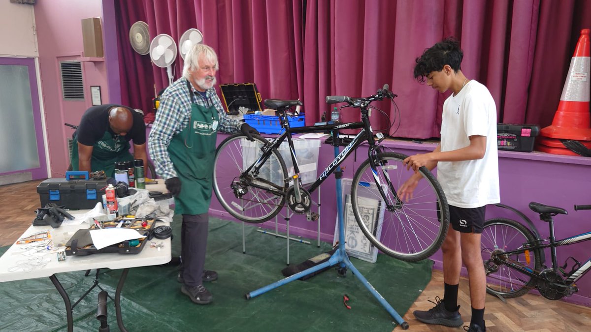 HestonActionG's tweet photo. Need a repair? Looking to recycle &amp; reuse? Can't handle waste? Check out the amazing Heston Repair Cafe on the last Saturday of every month.  Upcoming dates are 25 November &amp; 16 December. 
#Hestonintheloop 
@ReLondon_UK https://t.co/W2rVX6uQgu