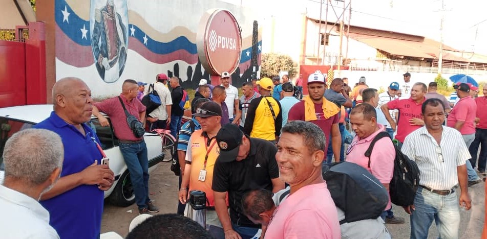 AlvarezDaniel58's tweet photo. @X Hoy 17/11 en el Muelle Rafael Urdaneta afiliados a SINTRAPEMLAG eligen los representantes de la Comisión Electoral para organizar el proceso electoral que definirá la Junta Directiva de cara a las elecciones sindicales 2023-2026 y legitimar el gremio sindical. https://t.co/fmlBcsPzaO