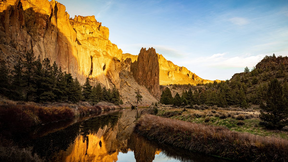 This pano photo is from a great hike at #SmithRock with my wife. We timed things just right to hit this last stretch at #goldenhour as the sun hit the backside of the cliffs. 

I made this photo available to download for free on <a href="/unsplash/">Unsplash</a> 🎁unsplash.com/photos/a-river…