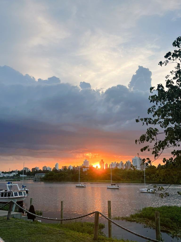 ezesalzmann's tweet photo. Antes de la tormenta, atardece en Santa Fe Capital
PH: Josefina (Hija e 🐯😂).
#puerto
#amarras https://t.co/41pF4uMrxO