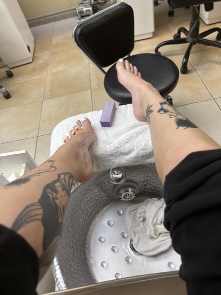 MarieDominatrix's tweet photo. Le BDSM est une domaine qui procure le bonheur et ce bonheur c’est de dominer et être dominé. Les dominatrices dominent et gagnent du plaisir et les soumis sont dominés également et gagnent eux aussi du plaisir. https://t.co/FgAS2sMKdg