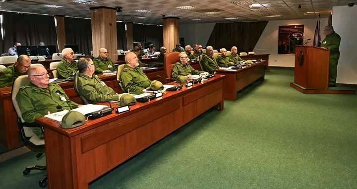 mederos_alain's tweet photo. El General de Ejército @RaulCastro_Ruz, y el Primer Secretario del Comité Central del Partido y Presidente de la República, @DiazCanelB, asistieron en la sede del Ministerio del Interior, al inicio del Ejercicio Estratégico Baraguá 2023. #Cuba #CDRCuba #LatirAvileño https://t.co/yJrhyEn2Uu